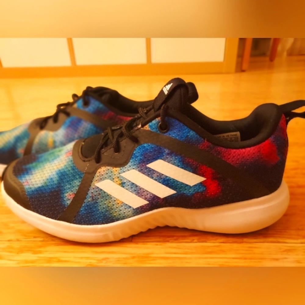 Adidas Unisex sneakers big boys size 5 1/2